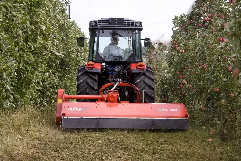 Die gleichmäßige Verteilung der Pflanzenreste beschleunigt deren Verrottung.
