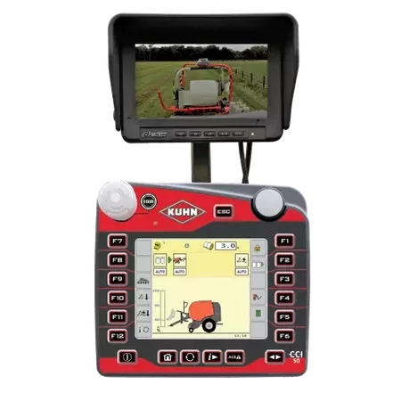 Écran caméra montrant une enrubanneuse et des balles