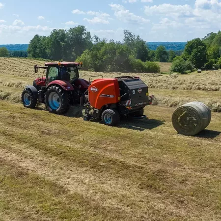 Рулонний прес-підбирач KUHN FB 3125 з фіксованою камерою пресує силос у круглі тюки