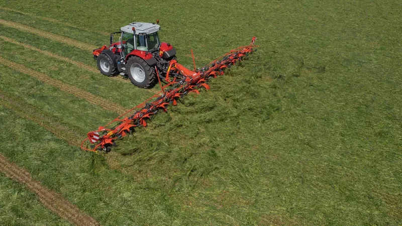 GF 13003 au travail dans un champs