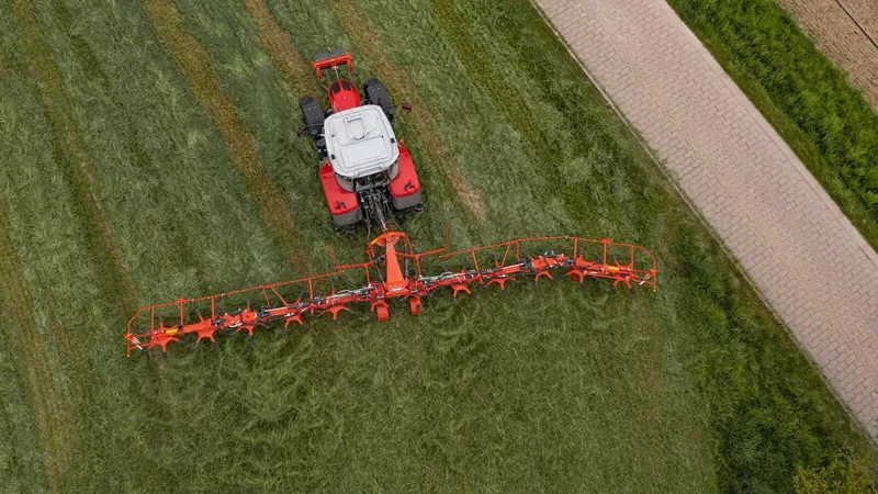 GF 13003 beim Einsatz in einem Feld