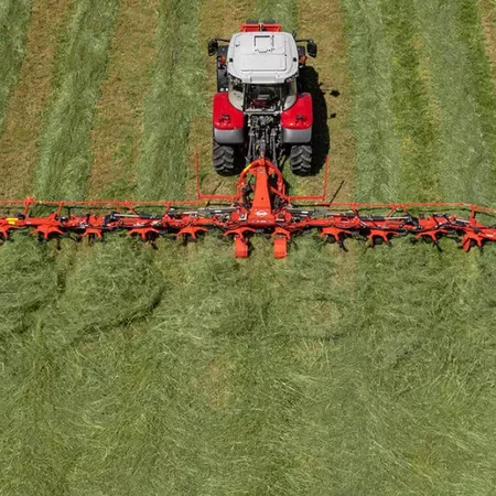 Angebauter GF 13003 beim Einsatz in einem Feld