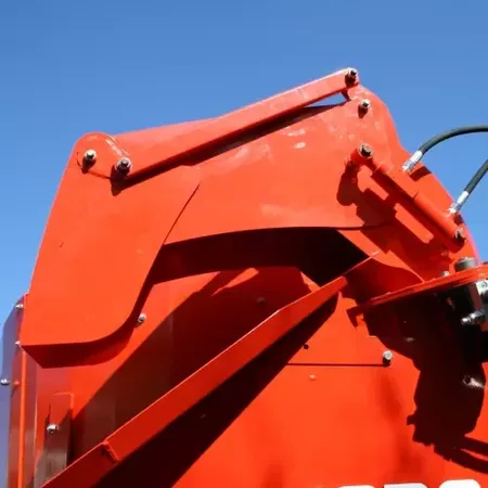 La goulotte orientable permet d'assurer le paillage à droite et à gauche de la machine