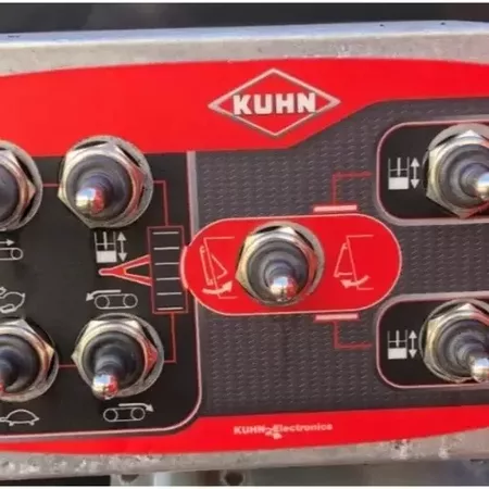 La régulation de la vitesse du tapis est disponible depuis la commande électrique de la machine