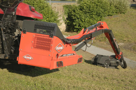 Dank Mähkopfschwenkung in einem Bereich von 200° bieten die Böschungsmäher AGRI-LONGER GII mit mechanischer Anfahrsicherung einen perfekten Überblick beim Arbeitseinsatz.