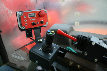 Hoher Fahrkomfort mit der elektrohydraulischen Fernbedienung der Böschungsmäher AGRI-LONGER GII mit mechanischer Anfahrsicherung