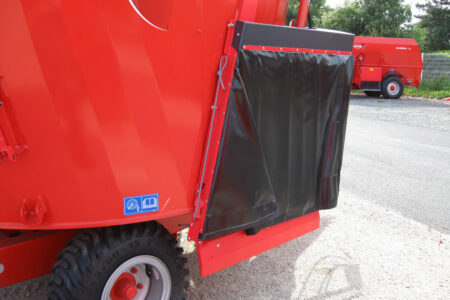 Photo de la goulotte de distribution de la mélangeuse traînée EUROMIX I