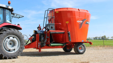 La mélangeuse KUHN PROFILE 1 CL assure une distribution rapide et régulière même en rations fibreuses
