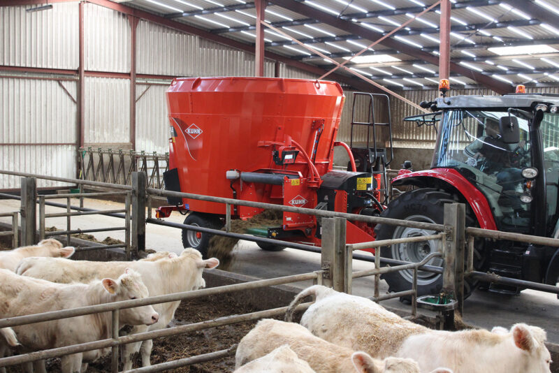 Photo de mélangeuse traînée PROFILE 1 CL au travail
