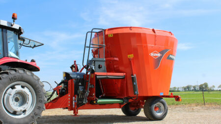 La mélangeuse KUHN PROFILE PLUS 1 CL assure une distribution rapide et régulière même en rations