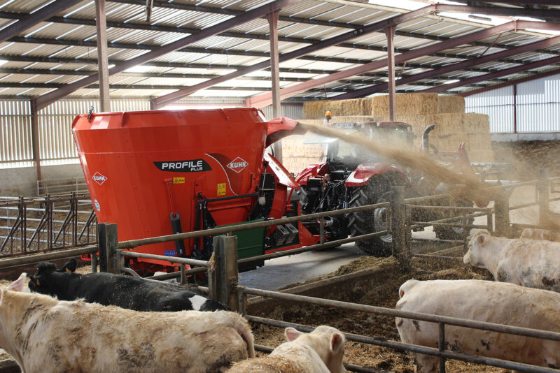 Photo de la mélangeuse traînée PROFILE 1 DL vu de coté