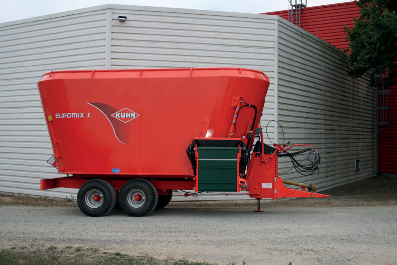 Photo statique de la  mélangeuse traînée EUROMIX I double vis