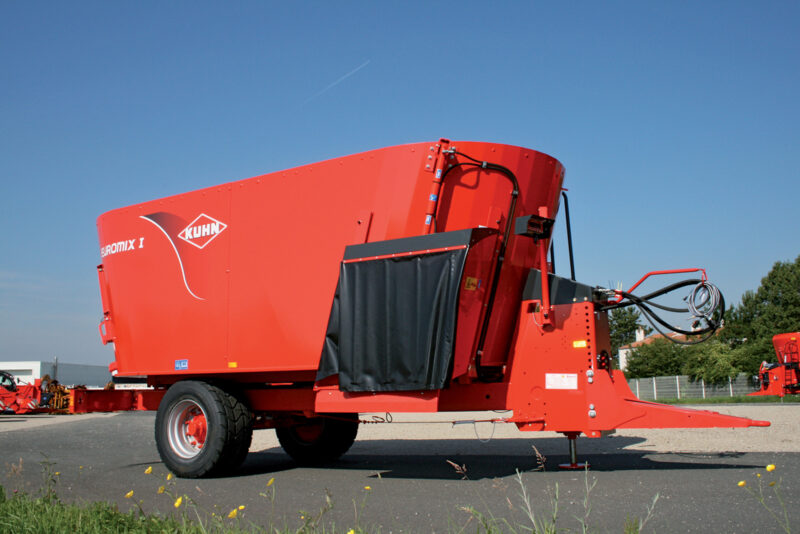 Photo de profil de la mélangeuse traînée EUROMIX I double vis