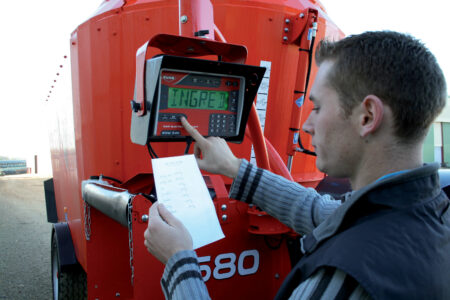 Pesée programmable KDW 341 et rappel d'affichage équipement les mélangeuses KUHN PROFILE pour vous aider à gérer l'alimentation de votre troupeau