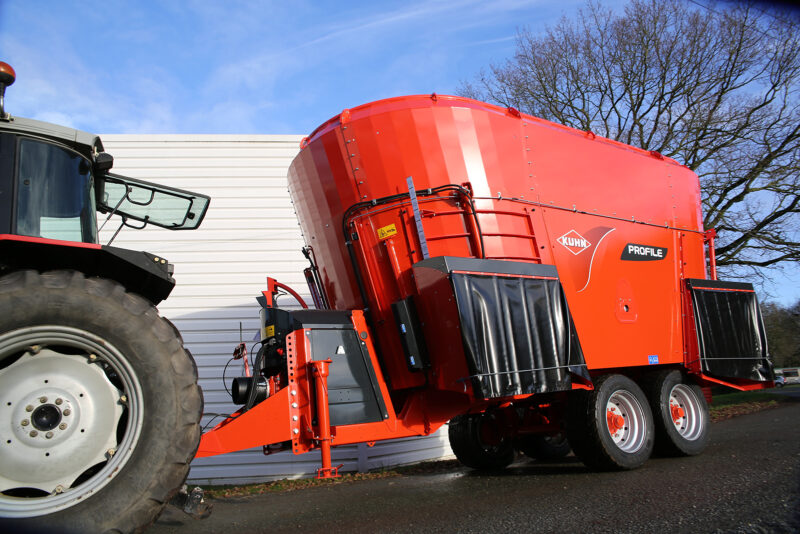 Photo de mélangeuse traînée PROFILE 2 DL et tracteur