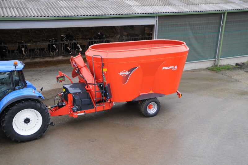 Photo de la mélangeuse PROFILE 2 PLUS CS avec tracteur