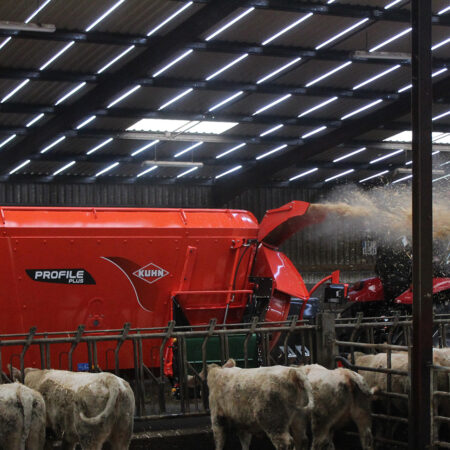 Photo de mélangeuse traînée PROFILE PLUS 2 DL au paillage et avec vaches