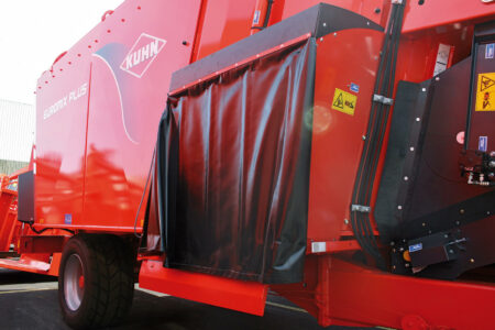 Photo de la goulotte de distribution de la mélangeuse traînée EUROMIX I