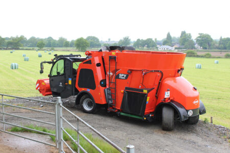 Conception novatrice avec un angle de braquage court sur les mélangeuses automotrices KUHN SPV Access - Power - Intense