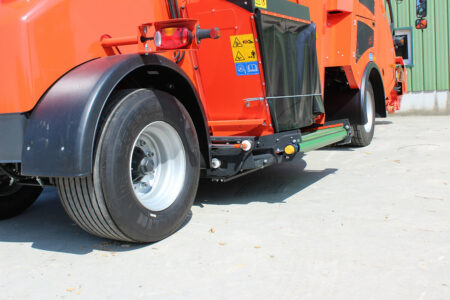 Mélangeuses automotrices KUHN SPV Access - Power encore plus compactes avec les tapis escamotables sous cuve