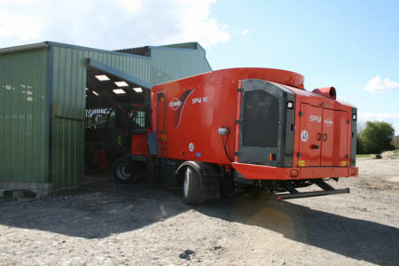 Essieu arrière directeur optionnel sur les mélangeuses automotrices KUHN SPW Intense