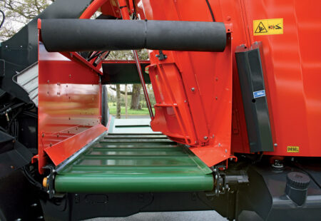 La distribution des mélangeuses KUHN SPW Intense s'effectue par un large tapis transversal positionné à l'avant de la machine pour une visibilité et une régularité du cordon de distribution irreprochables