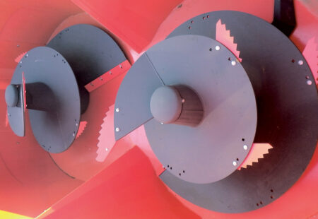 Durch die Einstellung der Schneckendrehzahl und die Timerfunktion für die Mischdauer ermöglichen die selbstfahrenden KUHN-Futtermischwagen SPW Intense eine präzise Anpassung der Nachzerkleinerung an die jeweilige Futterration.