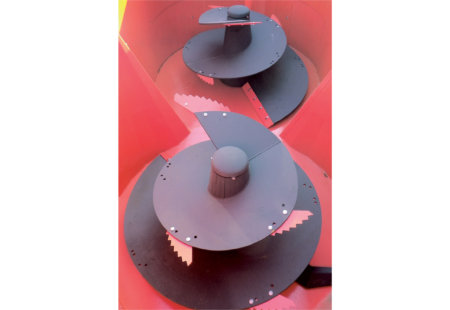 Le réglage de la vitesse des vis de mélange en cabine ainsi que la programmation du temps de brassage permettent d'ajuster la recoupe aux différentes rations de l'élevage sur les mélangeuses automotrices KUHN SPW Intense