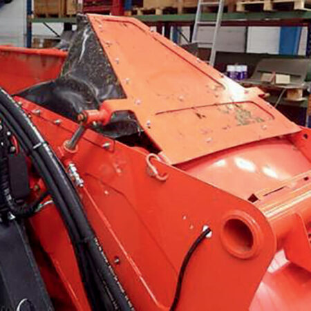 Déflecteur hydraulique de sortie de convoyeur pour guider la projection du produit