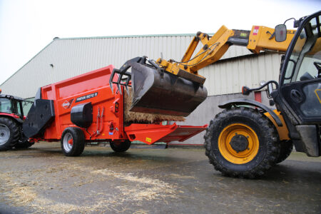 Pailleuse distributrice KUHN PRIMOR 15070 M de grande capacité