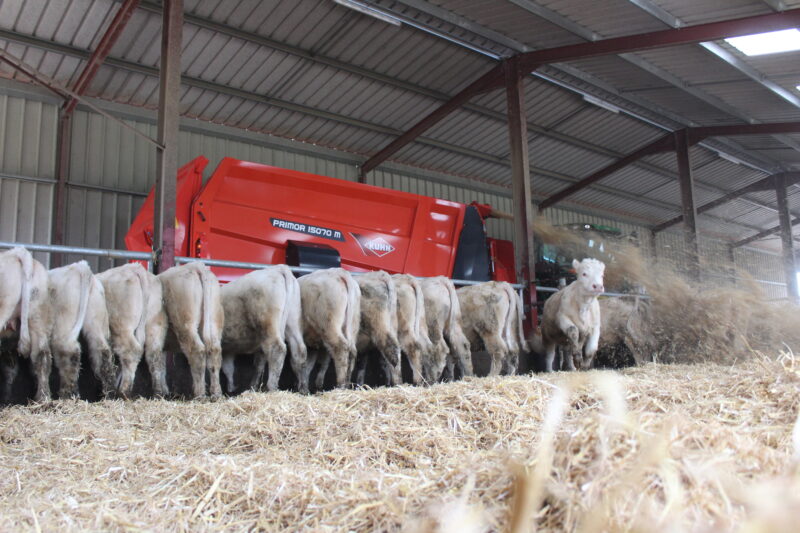 Pailleuse distributrice KUHN PRIMOR 15070 M en mode paillage