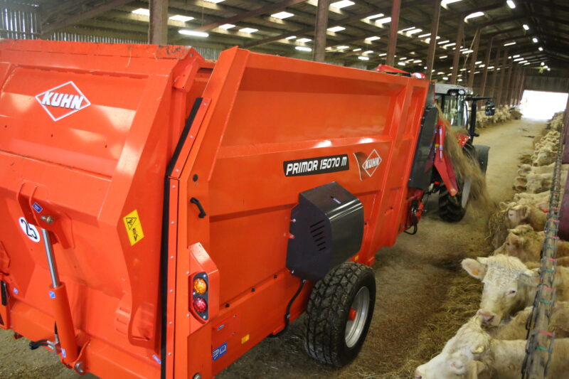 Pailleuse distributrice KUHN PRIMOR 15070 M en mode distribution
