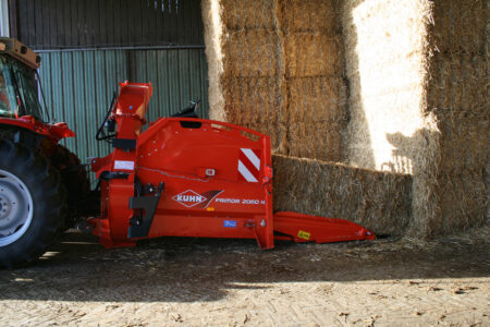 Chargement en totale autonomie avec la pailleuse KUHN PRIMOR 2060 H