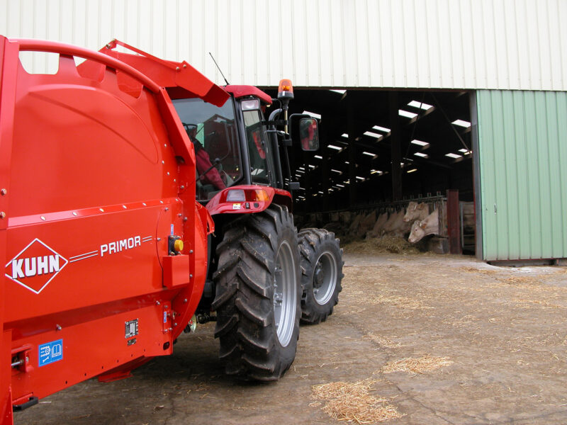 Pailleuse KUHN PRIMOR 2060 H en mode de transport