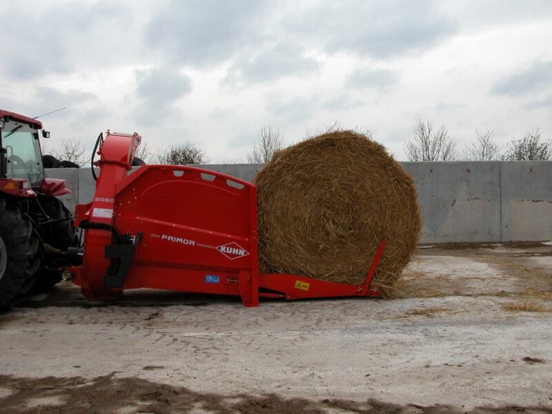 Pailleuse KUHN PRIMOR 2060 H en chargement balle ronde