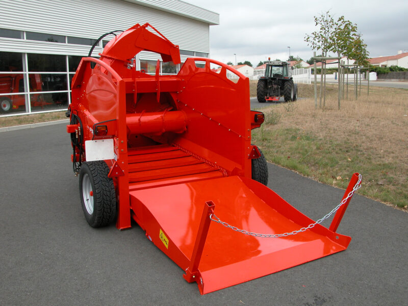 Pailleuse KUHN PRIMOR 2060 H semi-portée en vue arrière gauche