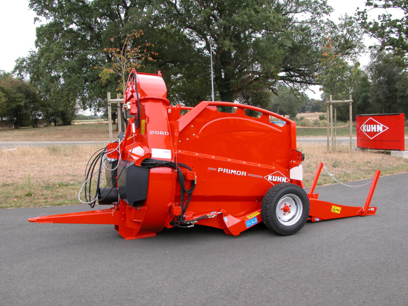 Pailleuse KUHN PRIMOR 2060 H semi-portée en vue avant gauche