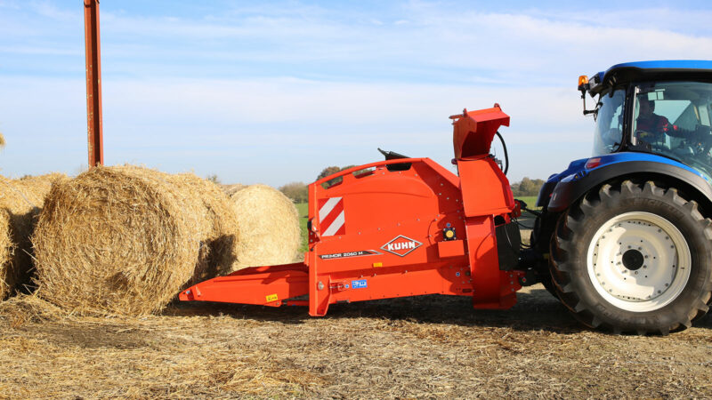 Pailleuse distributrice KUHN PRIMOR 2060 M en mode transport