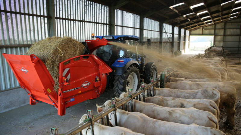 Pailleuse distributrice KUHN PRIMOR 2060 M en mode transport