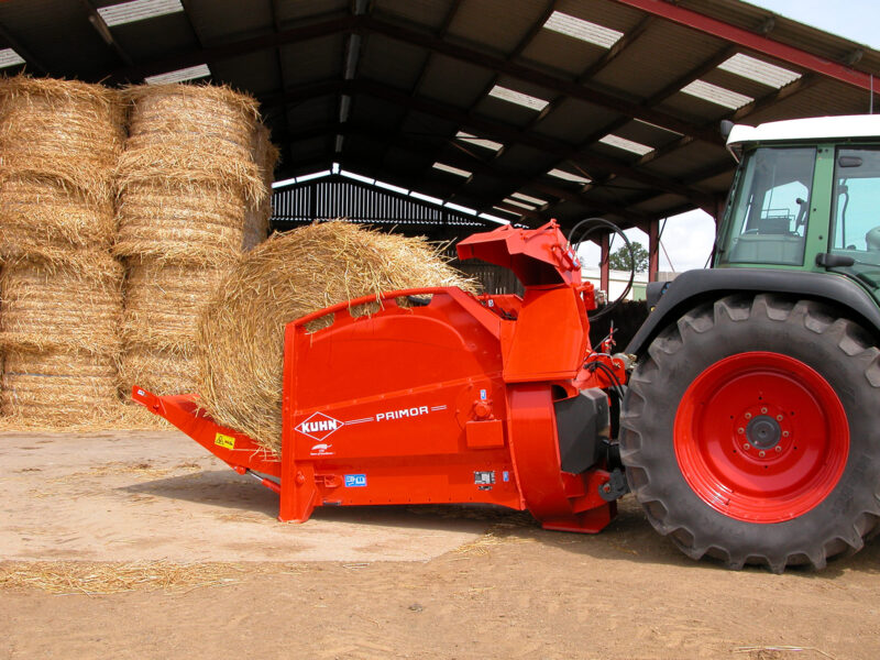 Pailleuse distributrice KUHN PRIMOR 2060 S au chargement