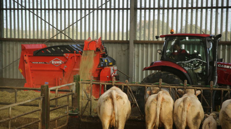 Pailleuse distributrice KUHN PRIMOR 3570 M en mode chargement