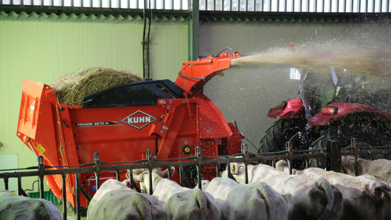 Pailleuse distributrice KUHN PRIMOR 3570 M en mode paillage