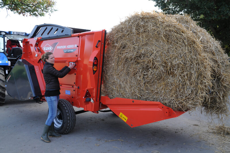 Chargement de la pailleuse hacheuse distributrice KUHN PRIMOR 4260 M CUT CONTROL avec la double commande située à l'arrière gauche