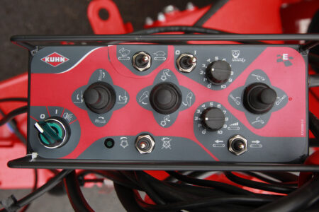 Confort de la commande électrique pour un usage quotidien sur la pailleuse distributrice KUHN PRIMOR 5570 M