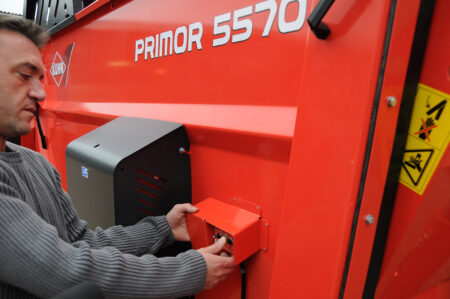 Double commande pour hayon et tapis situé à l'arrière gauche de la Pailleuse Distributrice KUHN PRIMOR 5570 M