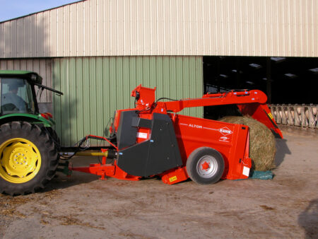 Désileuse Pailleuse Distributrice tout fourrage ALTOR 4560 : articulation bras/croc à l'extérieur de la caisse pour une cinématique exceptionnelle !