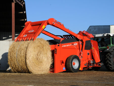 Désileuse Pailleuse Distributrice tout fourrage ALTOR 5070 M : articulation bras/croc à l'extérieur de la caisse pour une cinématique exceptionnelle !