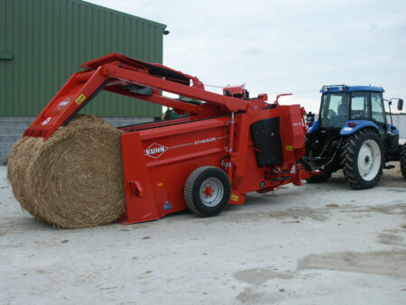 Désileuse Pailleuse Distributrice tout fourrage ALTOR 6070 : articulation bras/croc à l'extérieur de la caisse pour une cinématique exceptionnelle !