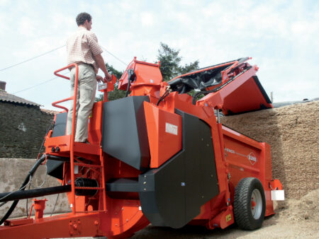 Passerelle de chargement pour désiler dans le plus grand confort sur les Désileuses Pailleuses Distributrices tout fourrage ALTOR 6070