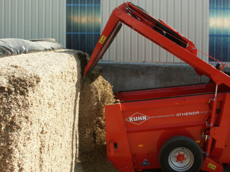 Désileuse Pailleuse Recycleuse ATHENOR 6070 : dimensions étudiées pour faire rentrer le croc au maximum à l'intérieur de la machine !